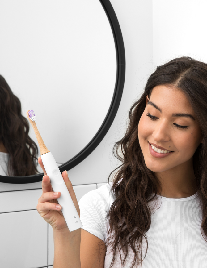 Beautiful and sustainable bamboo electric toothbrush heads in a four pack. Compatible with Philips Sonicare electric toothbrushes. 4-pack of ELIMS bamboo electric toothbrush replacement heads compatible with Philips Sonicare.